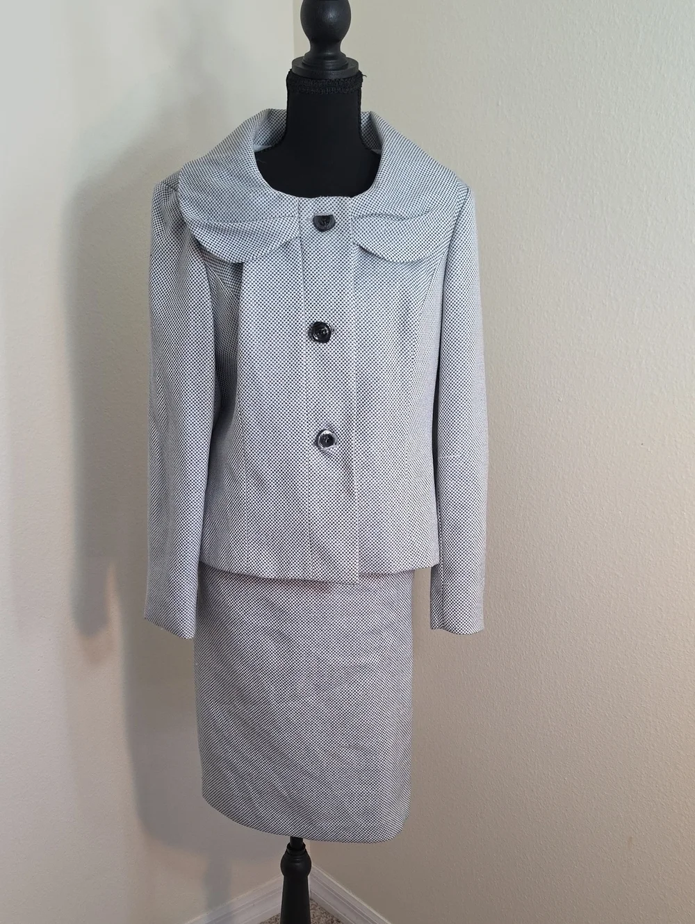 Light Gray Rounded-Collar Blazer - Classic Women's Skirt Suit | Size 14